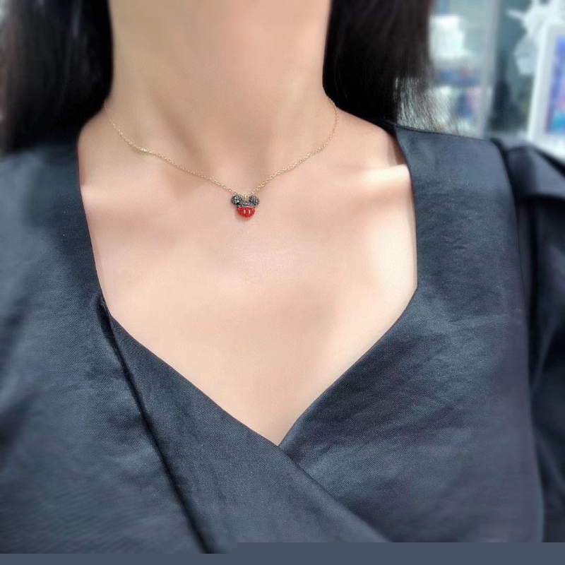 G*u*i necklaces